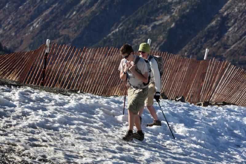 2008-10-25 16:28:36 ** Little Cottonwood Canyon, Snowbird, Utah ** Im Tal ist es sonnig und warm und diese Beiden haben wohl gedacht, daß es auf dem Berg nicht viel kälter sein kann.