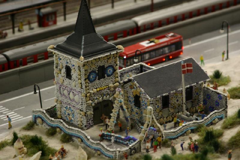 2006-11-25 09:44:52 ** Germany, Hamburg, Miniature Wonderland ** A house build from shells on the beach.
