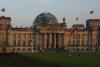 Der Reichstag von Berlin ist der Sitz des Bundestages. Die Glaskuppel ist begehbar und an diesem Tag standen nicht viele Gäste an.