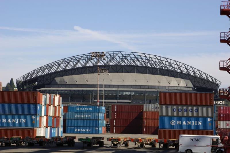 2007-09-01 14:23:50 ** Seattle ** Container und 'Safeco Field' im Hintergrund.