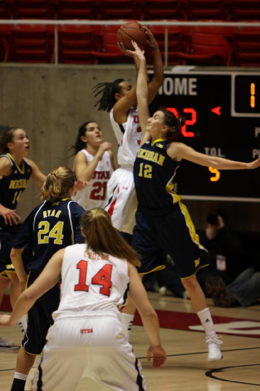 2012-11-16 16:46:46 ** Basketball, Chelsea Bridgewater, Ciera Dunbar, Damenbasketball, Michigan, Paige Crozon, Utah Utes ** 