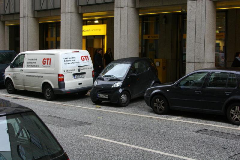 2006-11-25 12:39:10 ** Germany, Hamburg, Smart ** You can only park a Smart like that.