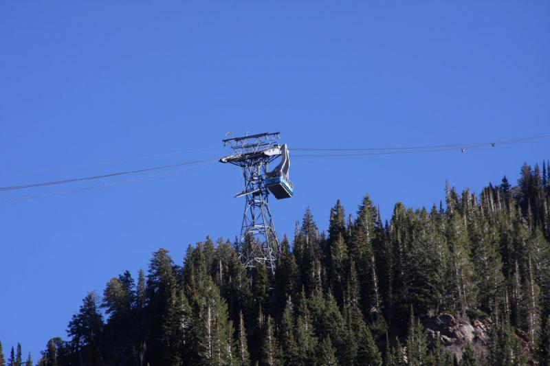 2008-10-25 16:48:35 ** Little Cottonwood Canyon, Snowbird, Utah ** Die blaue Gondel auf der Abfahrt ins Tal.