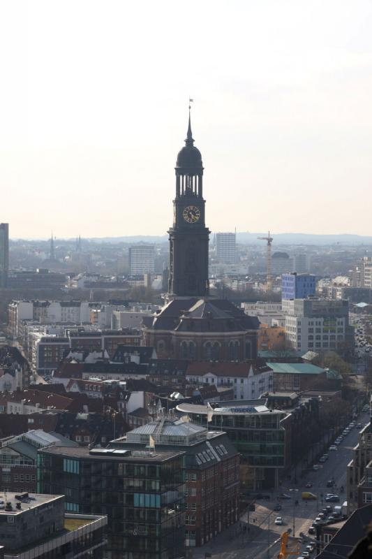 2010-04-06 17:16:01 ** Deutschland, Hamburg, St. Nikolai ** Sankt Michaelis (genannt Michel) vom Turm der Nikolaikirche aus gesehen.