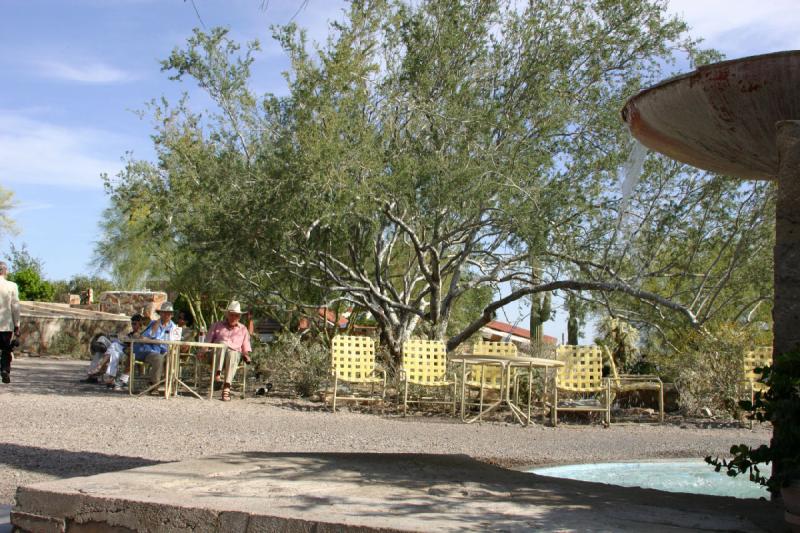 2007-04-14 15:56:36 ** Phoenix, Taliesin West ** Seating-accommodation for those who are waiting for their tour. Or for those whose wife needs to spend some time in the gift shop.