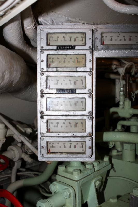 2010-04-07 11:56:47 ** Deutschland, Laboe, Typ VII, U 995, U-Boote ** Anzeige der Temperatur der einzelnen Zylinder im Diesel.