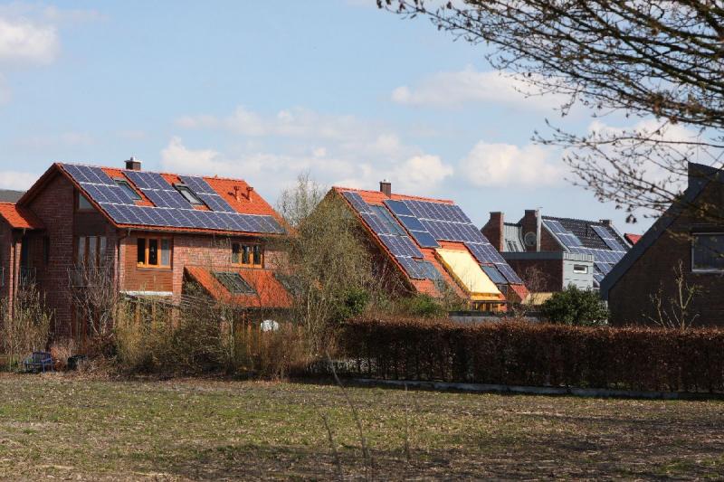 2010-04-02 13:36:45 ** Germany, Oldenburg ** Solar power on the houses in Hundsmühlen.
