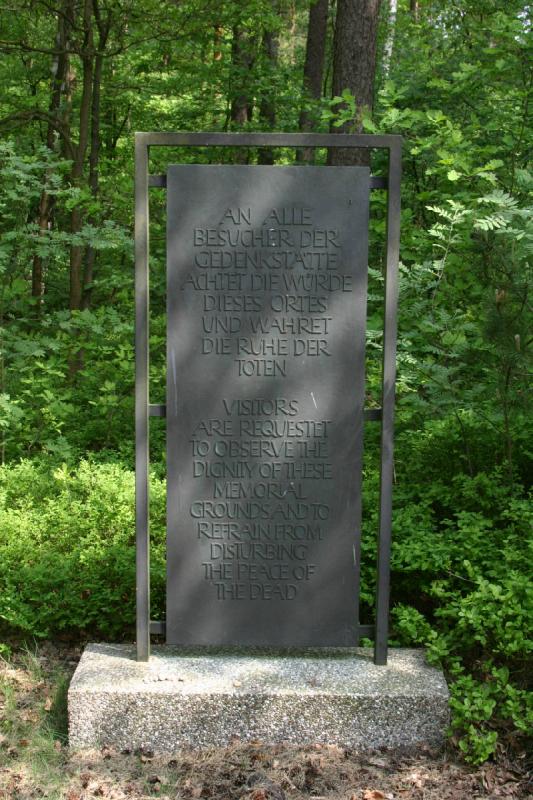 2008-05-13 11:51:48 ** Bergen-Belsen, Deutschland, Konzentrationslager ** An alle Besucher der Gedenkstätte: Achtet die Würde dieses Ortes und wahret die Ruhe der Toten.