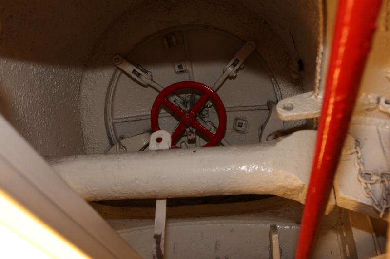 2010-04-07 11:55:02 ** Germany, Laboe, Submarines, Type VII, U 995 ** Torpedos were brought from the outside into the aft room of the submarine through this hatch.