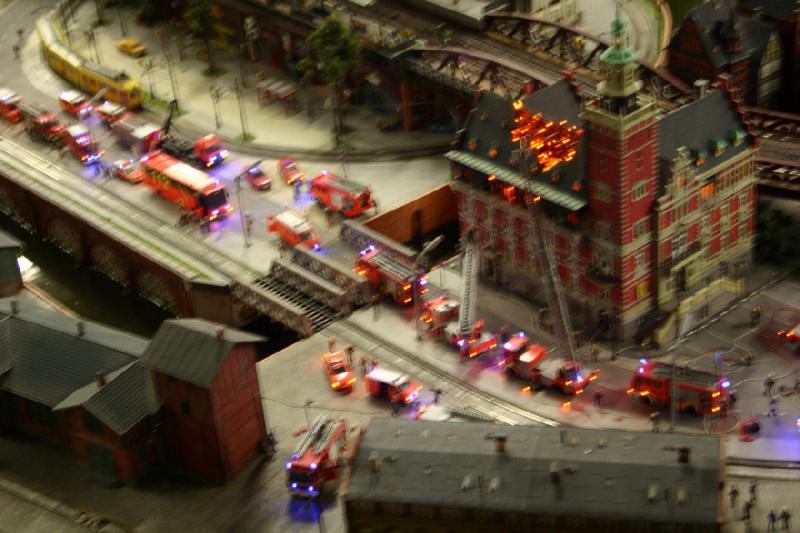 2006-11-25 10:13:50 ** Deutschland, Hamburg, Miniaturwunderland ** Großes Feuer bedarf eines großen Einsatzes.