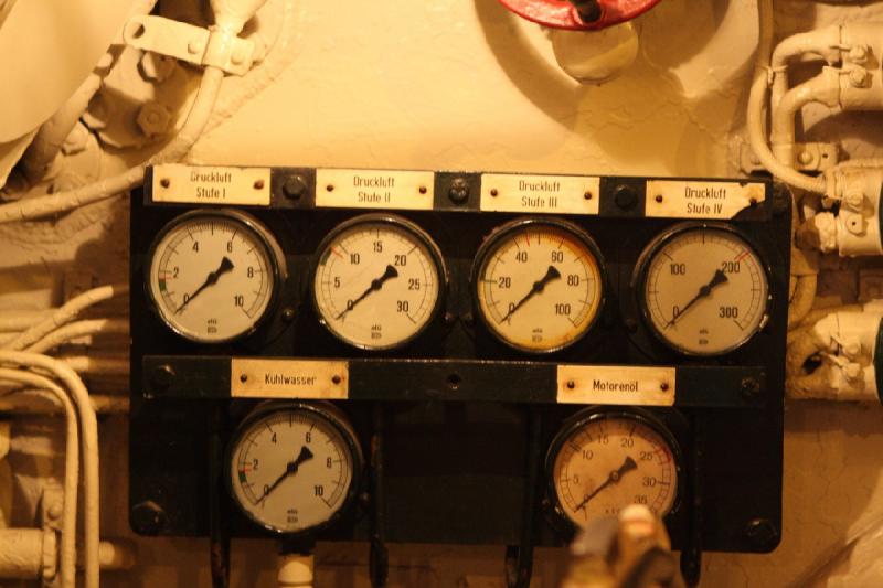 2014-03-11 10:20:26 ** Chicago, Illinois, Museum of Science and Industry, Submarines, Type IX, U 505 ** Pressure gauges for pressurized air, cooling water and engine oil.