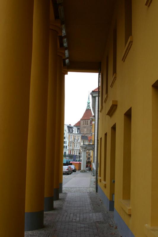 2006-11-26 14:30:04 ** Deutschland, Rostock ** Gelbes Gebäude und gelbe Säulen.