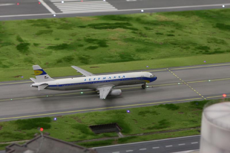 2013-07-26 21:42:50 ** Deutschland, Hamburg, Miniaturwunderland ** Airbus A321-131 mit einer historischen Lufthansa-Lackierung.