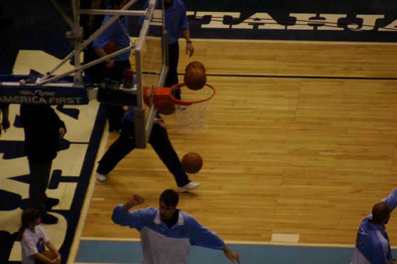 2008-03-03 18:57:54 ** Basketball, Utah Jazz ** Utahs Mehmet Okur unter dem Korb.