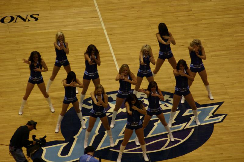 2008-03-03 19:49:34 ** Basketball, Utah Jazz ** Die Cheerleader in der Pause nach dem ersten Viertel.
