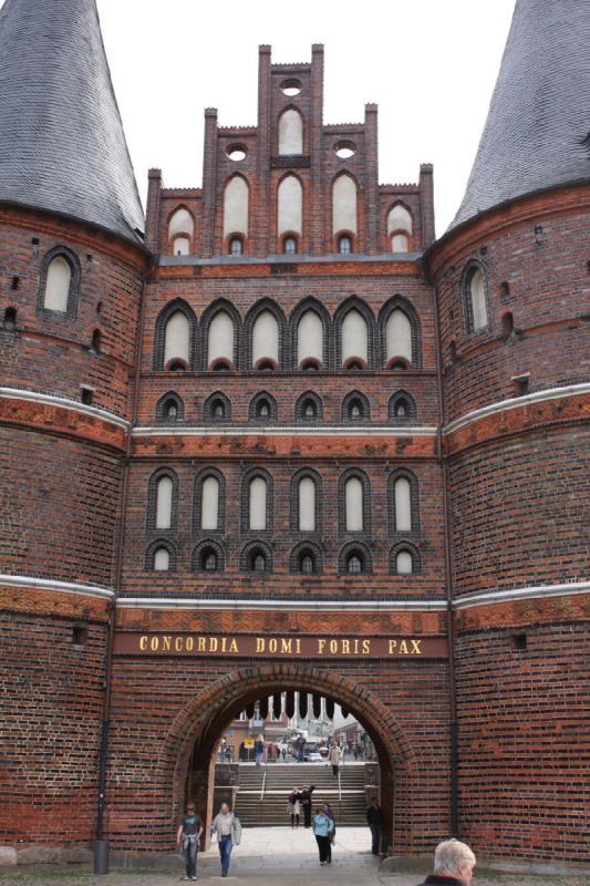 2010-04-08 11:07:54 ** Deutschland, Lübeck ** Der Mittelbau des Holstentors in Lübeck.