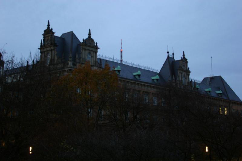 2006-11-25 16:36:20 ** Germany, Hamburg ** If I remember correctly, this is a court house.