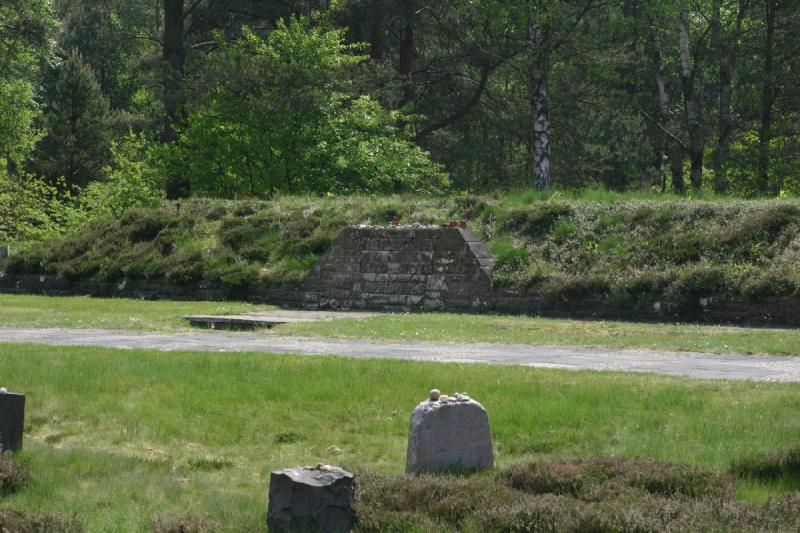 2008-05-13 12:06:40 ** Bergen-Belsen, Deutschland, Konzentrationslager ** Grabsteine im Vordergrund und Massengrab im Hintergrund.