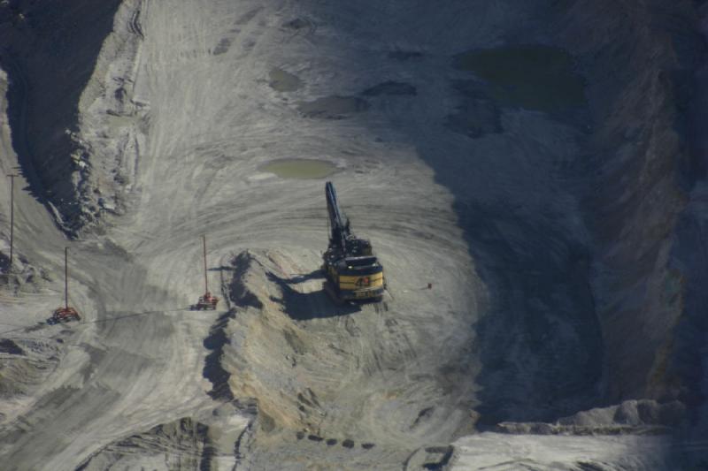 2005-05-22 18:04:31 ** Utah ** Excavator working at the bottom of the mine.