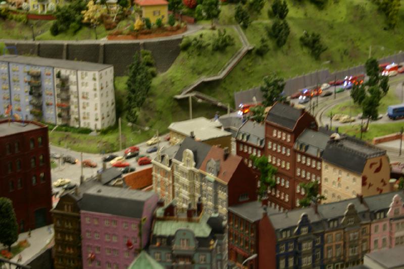 2006-11-25 10:15:40 ** Deutschland, Hamburg, Miniaturwunderland ** Wohnblock mit Innenhof. 2006-11-25 10:15:40 ** Deutschland, Hamburg, Miniaturwunderland ** Wohnblock mit Innenhof.