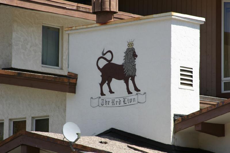 2006-07-22 11:43:58 ** Vail ** 'The Red Lion' in the center of Vail.