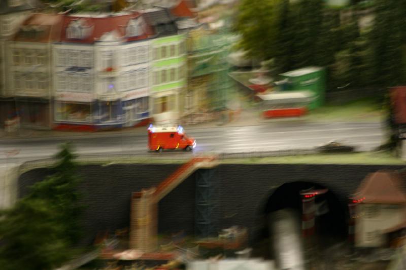 2006-11-25 10:43:24 ** Deutschland, Hamburg, Miniaturwunderland ** Rettungswagen auf dem Weg zu einem Unfall.
