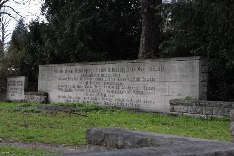 2010-04-05 16:24:49 ** Deutschland, Hamburg ** 'Großtaten der Vergangenheit sind Brückenpfeiler der Zukunft' - ein weiteres Denkmal für das 2. Hanseatische Infanterie Regiment.