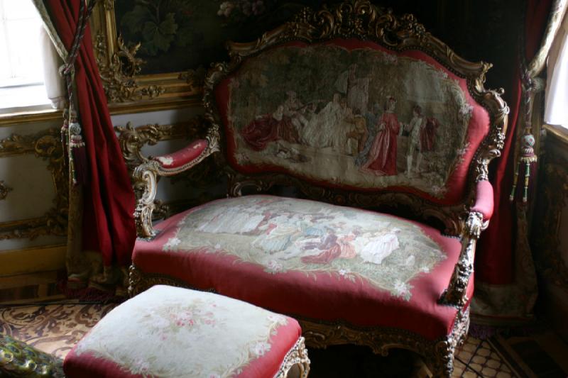 2005-08-20 13:18:39 ** Deutschland, München ** Sofa und Fußhocker. 2005-08-20 13:18:39 ** Deutschland, München ** Sofa und Fußhocker.