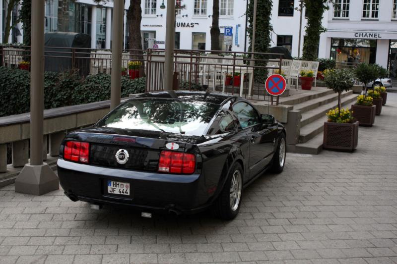 2010-04-05 15:13:33 ** Deutschland, Hamburg ** Ein Ford Mustang am Marriott-Hotel.