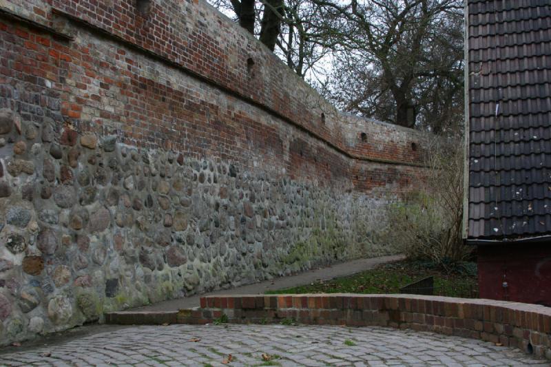 2006-11-26 14:21:56 ** Deutschland, Rostock ** Rostocker Stadtmauer.