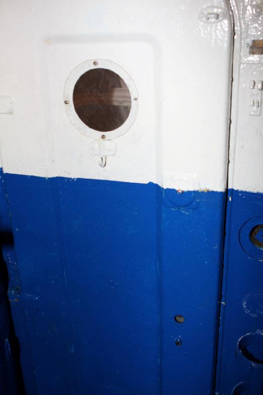 2010-04-07 11:59:47 ** Deutschland, Laboe, Typ VII, U 995, U-Boote ** Hinter dieser Tür befindet sich die Toilette. Diese diente zu Beginn der Reise als Lagerraum für Lebensmittel, war also nicht benutzbar.