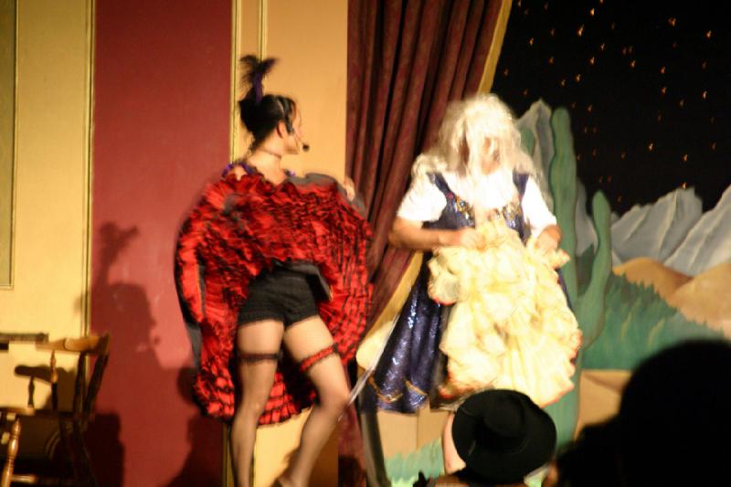 2006-06-17 14:15:24 ** Tucson ** Dressed up as women, the three men take part in the show now.