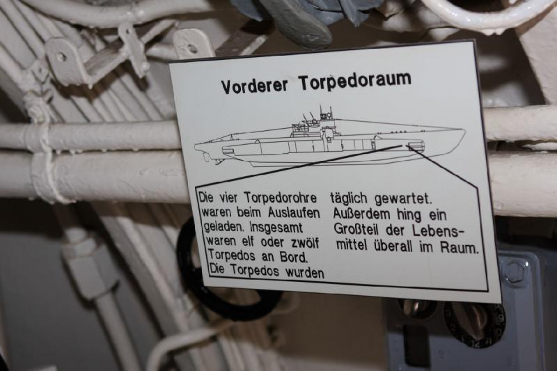 2010-04-07 12:17:26 ** Deutschland, Laboe, Typ VII, U 995, U-Boote ** Vorderer Torpedoraum

Die vier Torpedorohre waren beim Auslafen geladen. Insgesamt waren elf oder zwölf Torpedos an Bord. Die Torpedos wurden täglich gewartet. Außerdem hing ein Großteil der Lebensmittel überall im Raum.