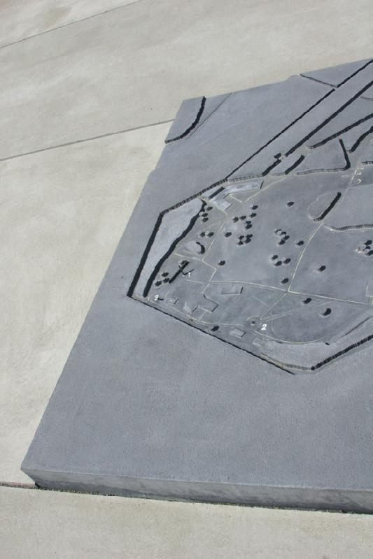 2008-05-13 14:07:08 ** Bergen-Belsen, Deutschland, Konzentrationslager ** Das Lager als Gedenkstätte. '1' ist der Standort des Obelisks und der Inschriftenwand. '2' ist das Jüdische Mahnmal. '3' auf der linken Seite ist das Polnische Holzkreuz.