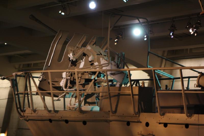 2014-03-11 09:39:17 ** Chicago, Illinois, Museum of Science and Industry, Typ IX, U 505, U-Boote ** Hinter den beiden 20mm Flak steht noch eine 37mm Flak.