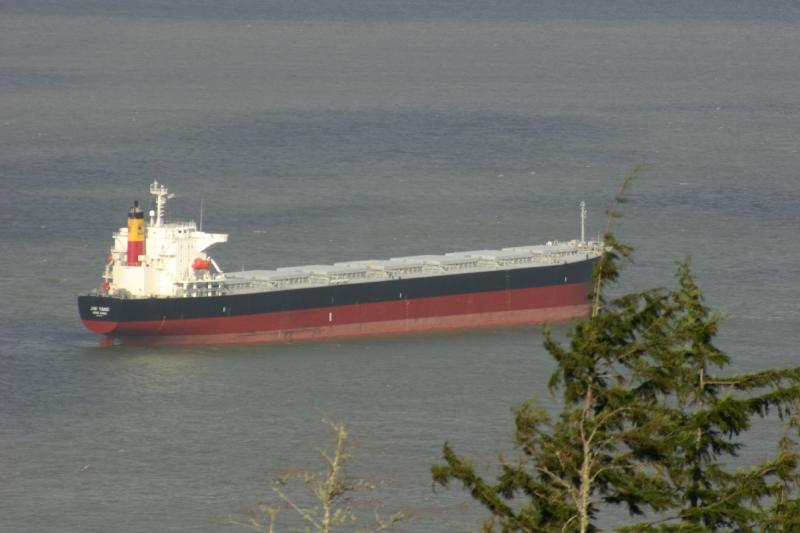 2006-01-28 14:23:30 ** Astoria, Oregon ** The ship is the Jin Yang from Hong Kong.