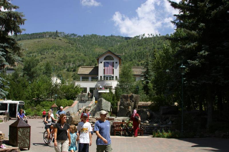 2006-07-22 11:33:10 ** Vail ** Im Hintergrund ein Museum im Zentrum von Vail.