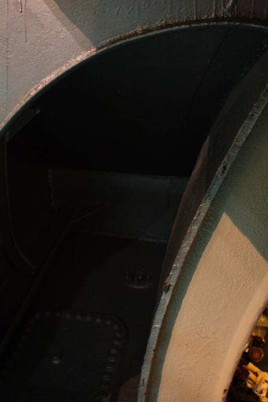 2014-03-11 10:21:13 ** Chicago, Illinois, Museum of Science and Industry, Typ IX, U 505, U-Boote ** Der Raum zwischen dem inneren Druckkörper und der Hülle.