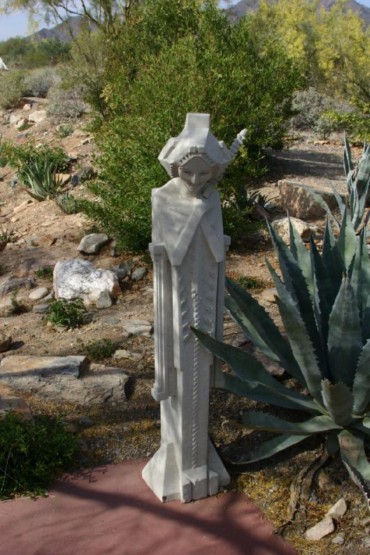 2007-04-14 15:52:08 ** Phoenix, Taliesin West ** Statue am Eingang des Besucherzentrums. 2007-04-14 15:52:08 ** Phoenix, Taliesin West ** Statue am Eingang des Besucherzentrums.