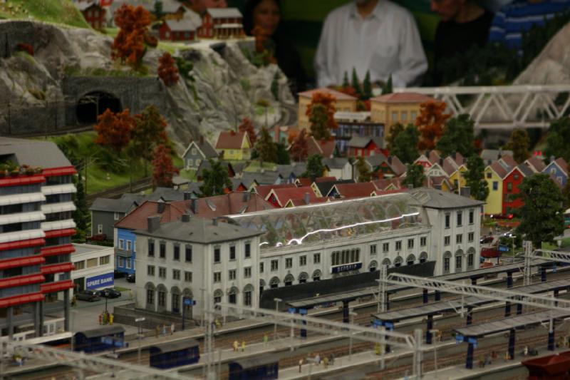 2006-11-25 09:58:46 ** Deutschland, Hamburg, Miniaturwunderland ** Dieser Bahnhof hat ein Glasdach.