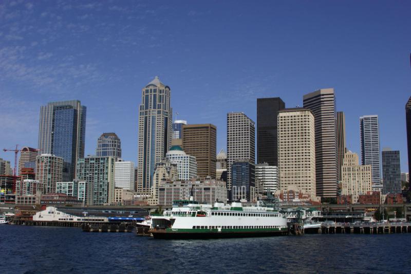 2007-09-01 14:26:48 ** Seattle ** Skyline von Seattle und grün-weiße Autofähre.