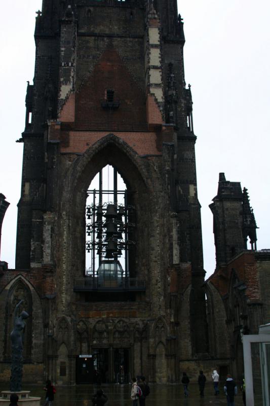 2006-11-25 12:07:00 ** Germany, Hamburg, St. Nikolai ** In the opening the elevator and the carillon are visible.