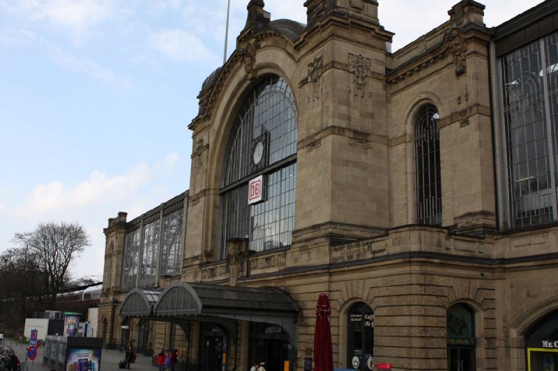 2010-04-05 16:53:58 ** Deutschland, Hamburg ** Der Bahnhof Hamburg Dammtor.