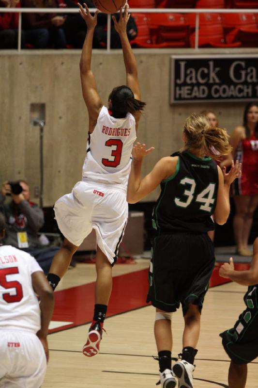 2012-12-29 16:46:31 ** Basketball, Cheyenne Wilson, Damenbasketball, Iwalani Rodrigues, North Dakota, Utah Utes ** 