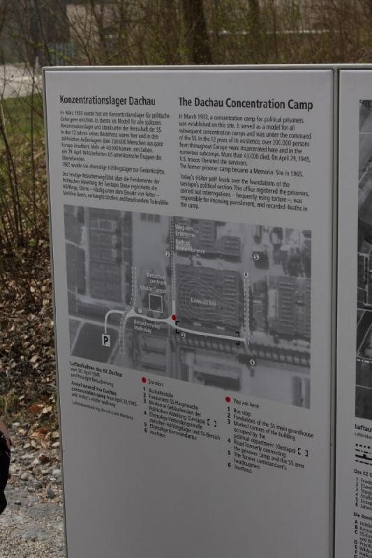 2010-04-09 14:51:03 ** Dachau, Deutschland, Konzentrationslager, München ** Konzentrationslager Dachau

Im März 1933 wurde hier ein Konzentrationslager für politische Gefangene errichtet. Es diente als Modell für alle späteren Konzentrationslager und stand unter der Herrschaft der SS. In den 12 Jahren seines Bestehens waren hier und in den zahlreichen Außenlagern über 200.000 Menschen aus ganz Europa inhaftiert. Mehr als 43.000 kamen ums Leben. Am 29. April 1945 befreiten US-amerikanische Truppen die Überlebenden. 1965 wurde das ehemalige Häftlingslager zur Gedenkstätte.

Der heutige Besucherweg führt über die Fundamente der Politischen Abteilung der Gestapo. Diese registrierte die Häftlinge, führte - häufig unter dem Einsatz von Folter - Verhöre durch, verhängte Strafen und beurkundete Todesfälle.