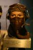 Helm U.S.-Typ A-9 mit Befestigungen für die Sauerstoffmaske, Schutzbrille U.S.-Typ "Resistals", Sauerstoffmaske U.S.-Typ A-9 mit Mikrofon, Kopfhörer U.S.-Typ ANB-11-1 aus dem Zweiten Weltkrieg.