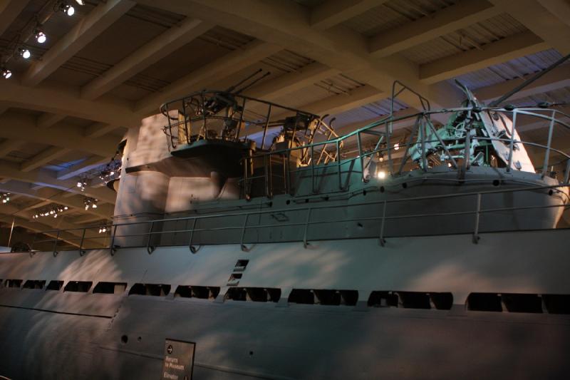 2014-03-11 09:42:54 ** Chicago, Illinois, Museum of Science and Industry, Typ IX, U 505, U-Boote ** Turm von U-505 mit den beiden 20mm Flak und der 37mm Flak.