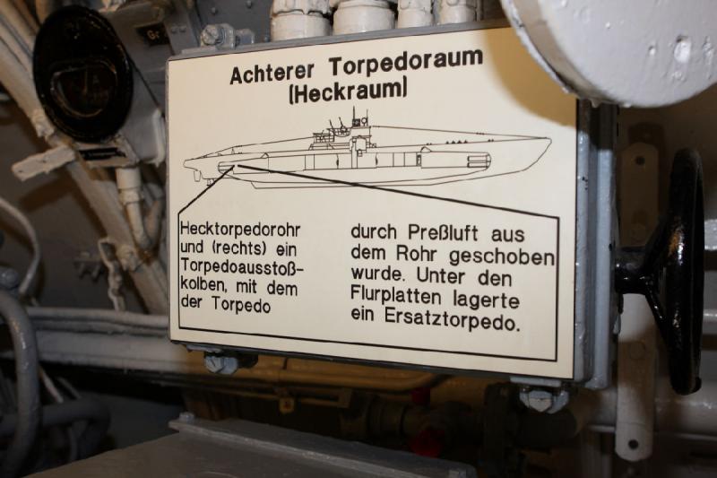 2010-04-07 11:49:09 ** Deutschland, Laboe, Typ VII, U 995, U-Boote ** Achterer Torpedoraum (Heckraum)

Hecktorpedorohr und (rechts) ein Torpedoausstoßkolben, mit dem der Torpedo durch Preßluft aus dem Rohr geschoben wurde. Unter den Flurplatten lagerte ein Ersatztorpedo.