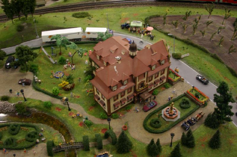 2006-11-25 10:27:34 ** Deutschland, Hamburg, Miniaturwunderland ** Herrschaftliches Anwesen.