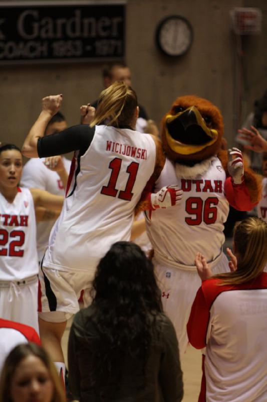 2013-01-04 17:59:46 ** Basketball, Cal, Damenbasketball, Danielle Rodriguez, Swoop, Taryn Wicijowski, Utah Utes ** 